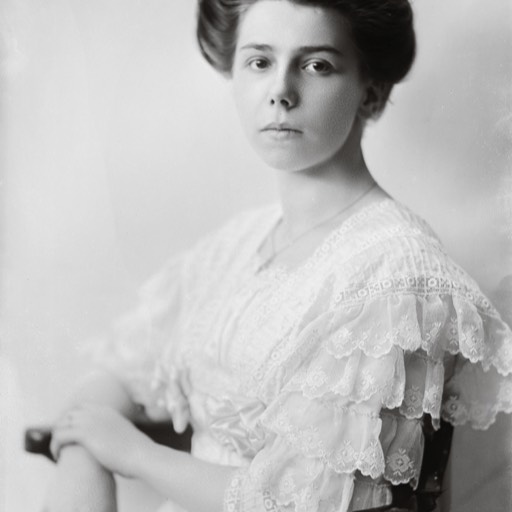 Gretl #2, (Margarethe), Jahrhundertwende 19./20. Jahrhundert , Fotograf:in unbekannt, Sammlung Koeppel. Kat. No. H2026.12 - Photo/FineArt Reprint 16 x 21,5cm