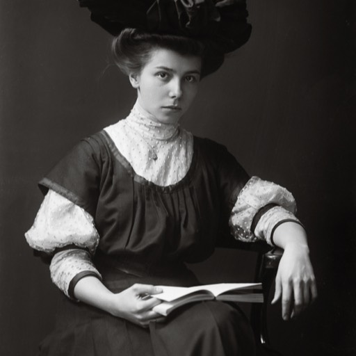 Gretl #1, (Margarethe), Jahrhundertwende 19./20. Jahrhundert, Fotograf:in unbekannt, Sammlung Koeppel. Kat. No. H2026.11 -Photo/FineArt Reprint 16 x 21,5cm