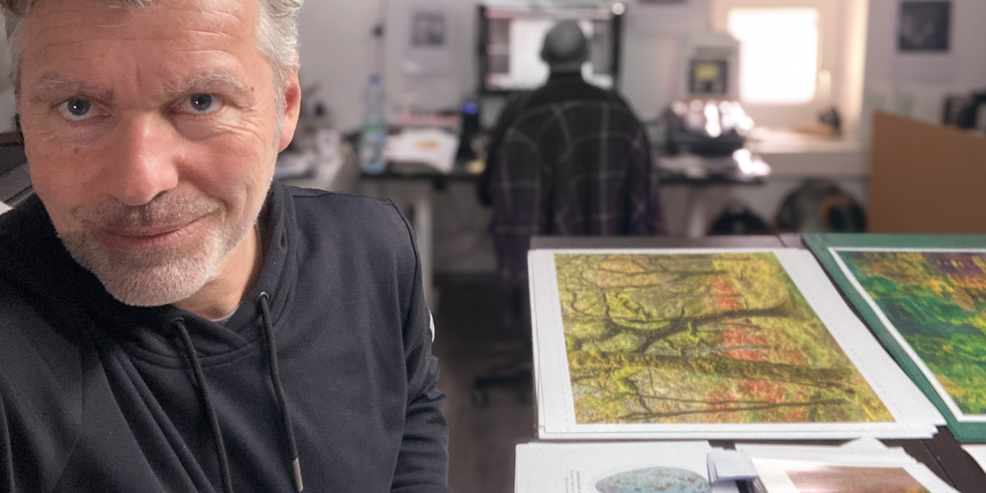 Martin Hartmann - Nationalpark Gesäuse  / Ich am Computer beim Drucken / Grossformatige Prints mit Landschaften von Colin Prior