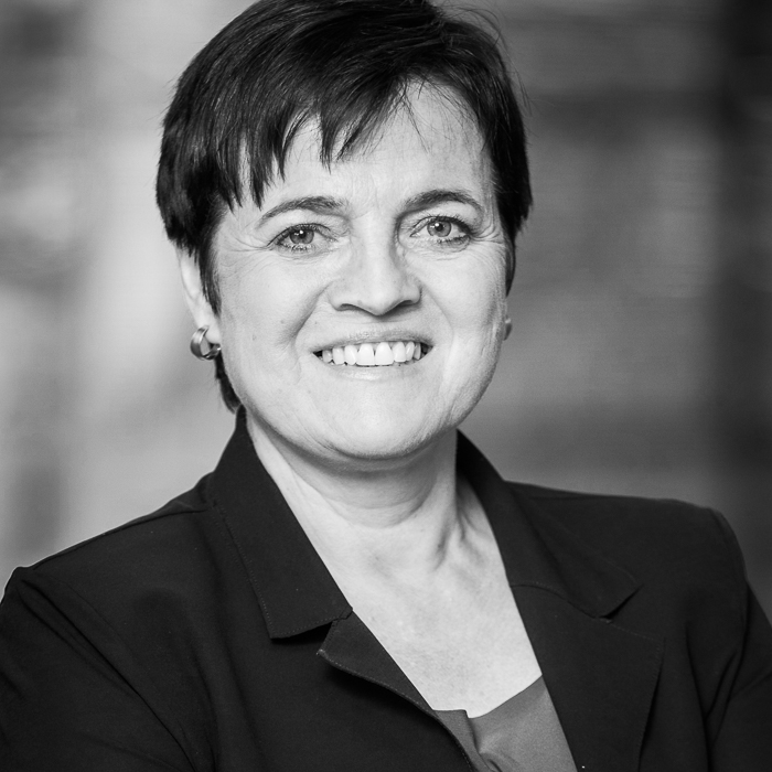 Angela Sessitsch - Den Musen reicht es, Sie fotografieren selber und stellen sich vor...