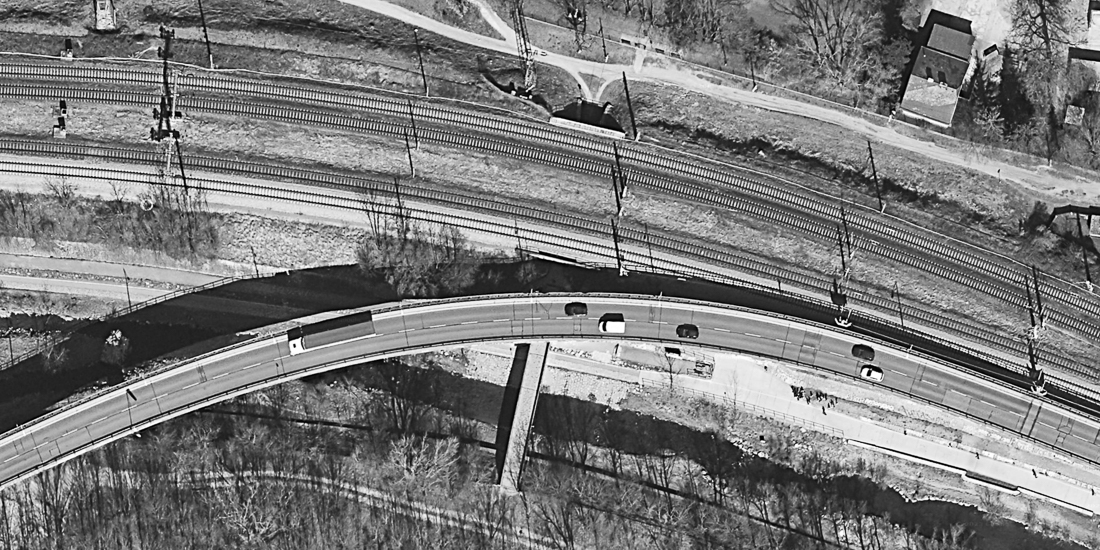 Von oben nach unten: 
Eingang Tunnel im Ferdinand-Wolf Park, Schienen der Westbahn, Nikolai-Brücke (Westausfahrt), Nikolai-Steg und darunter fliessender Wienfluss / Quelle: GoogleEarth