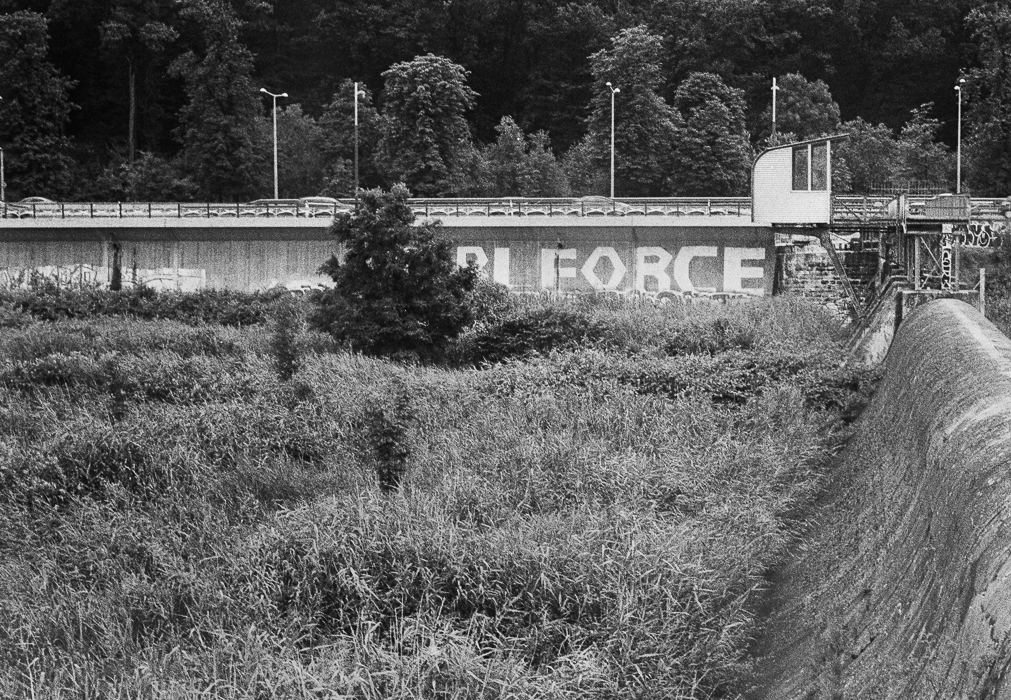 Blick über ein Wienfluss-Rückhaltebecken zur Westausfahrt. Von mir irgendwann aufgenommen vor 1986.