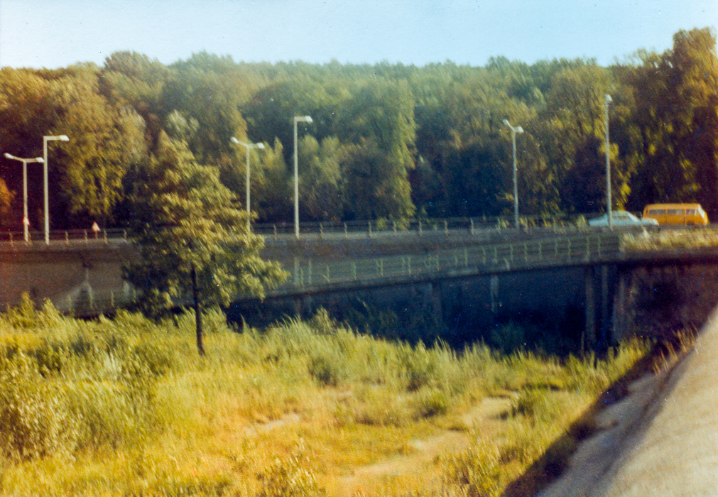 Blick über ein Wienfluss-Rückhaltebecken zur Westausfahrt. Von mir irgendwann aufgenommen vor 1986.