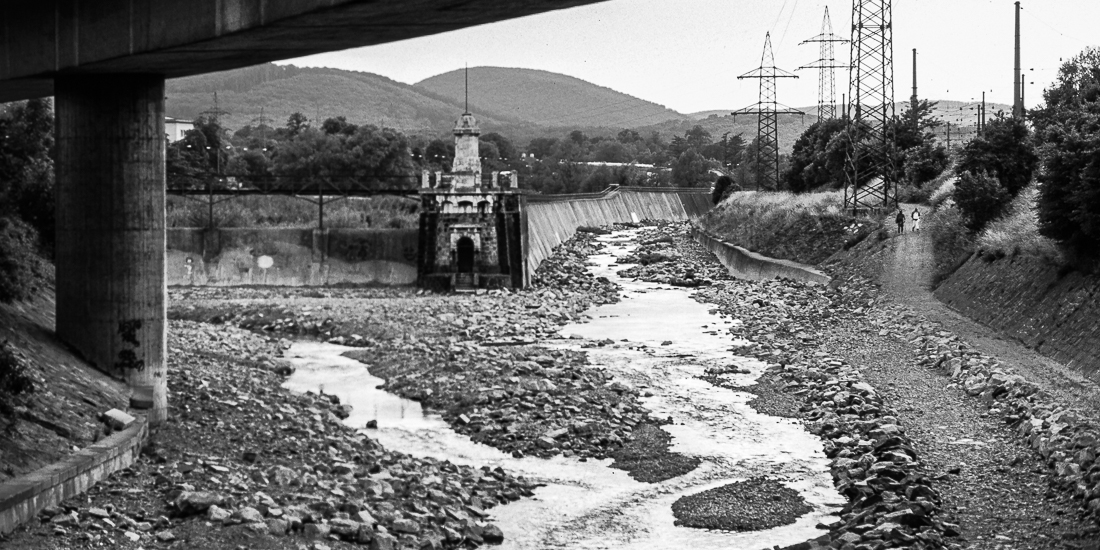 Wehrbauwerk am Ende der Rückhaltebecken.
1999 (Aufnahme Dr. Heinrich Tauscher), © Herbert Koeppel - Kat. No. H1999.1