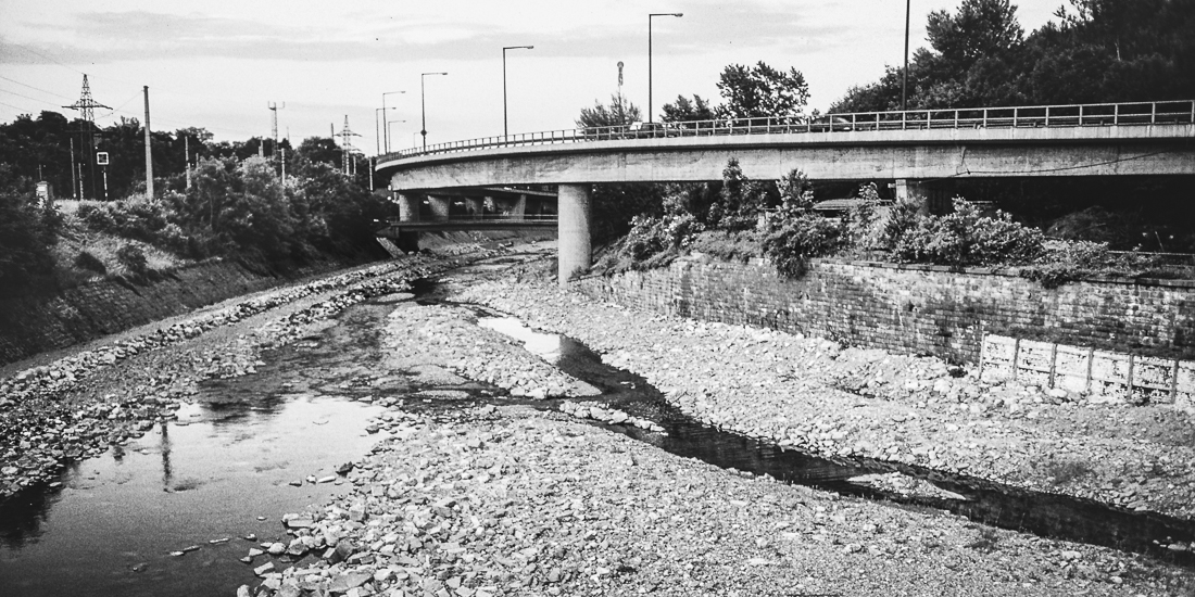 Blick vom Turm des Endwerks, flussabwärts Richtung Nikolai-Steg und Nikolai-Brücke (Westausfahrt).
1999 (Aufnahme Dr. Heinrich Tauscher) © Herbert Koeppel - Kat. No. H1999.4