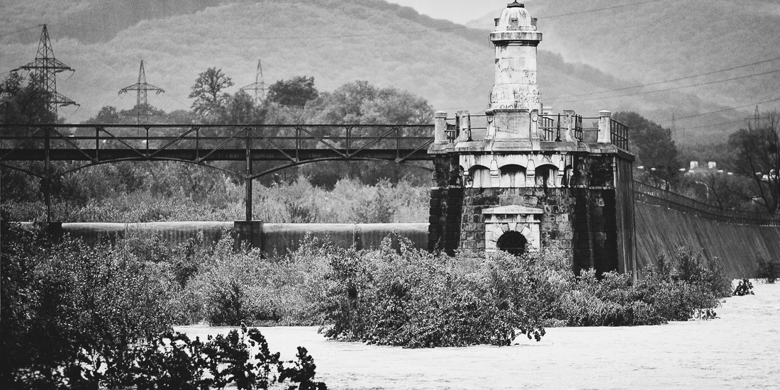 Blick vom Nikolai-Steg bei Hochwasser, flussaufwärts zum Wehrbauwerk am Ende der Rückhaltebecken.
 2002 © Herbert Koeppel - Kat. No. D2002.1