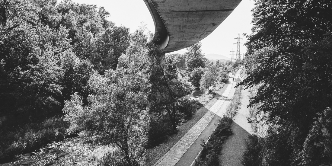 Renaturierter Wienfluss, Blick vom Nikolai-Steg, flussaufwärts Richtung Wehrbauwerk am Ende der Rückhaltebecken. 
2023 © Herbert Koeppel - Kat. No. D20230815