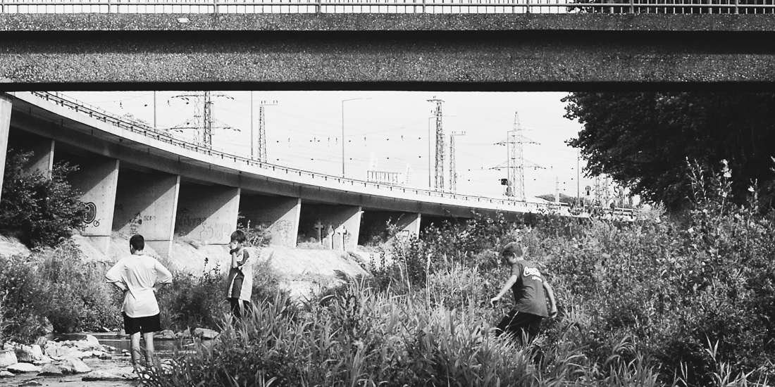 Kinder, die heute bereits erwachsen sind, hatten 2001 den Wienfluss für sich an diesem Tag entdeckt. 
Kurz oberhalb des Nikolai-Stegs, flussabwärts gesehen.<br>2001 © Herbert Koeppel - Kat. No. D20010902.1
